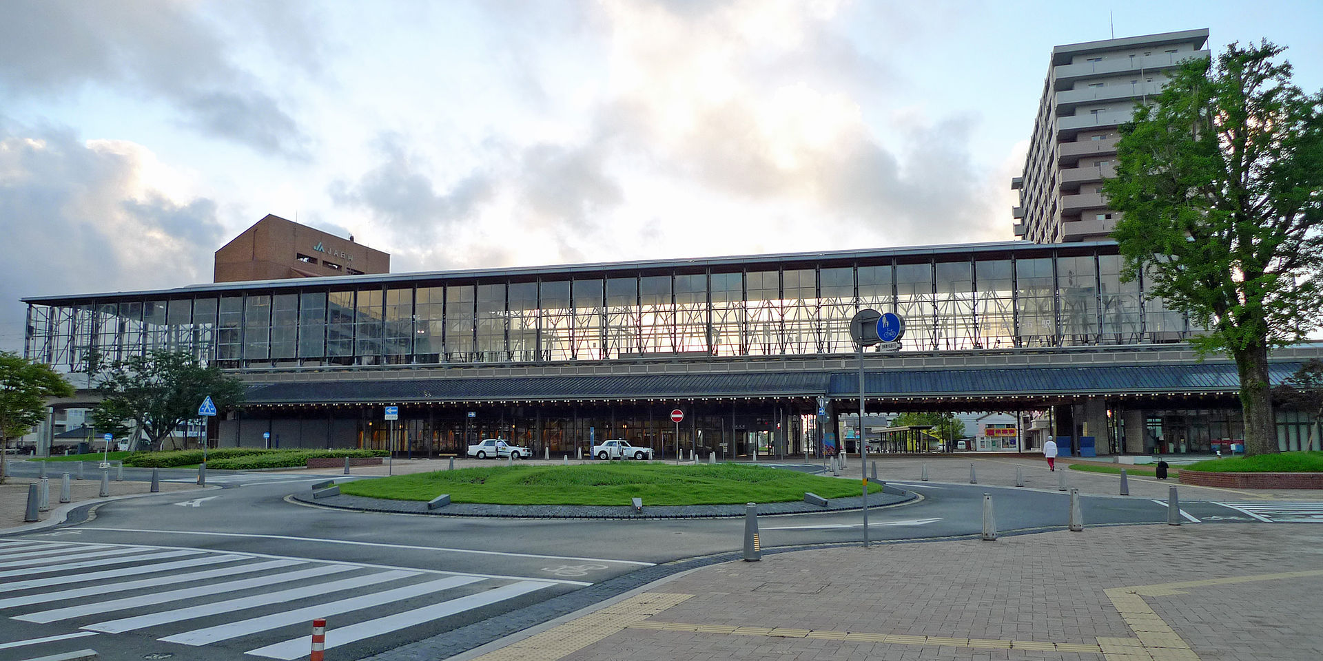 日向市駅の西口駅前広場