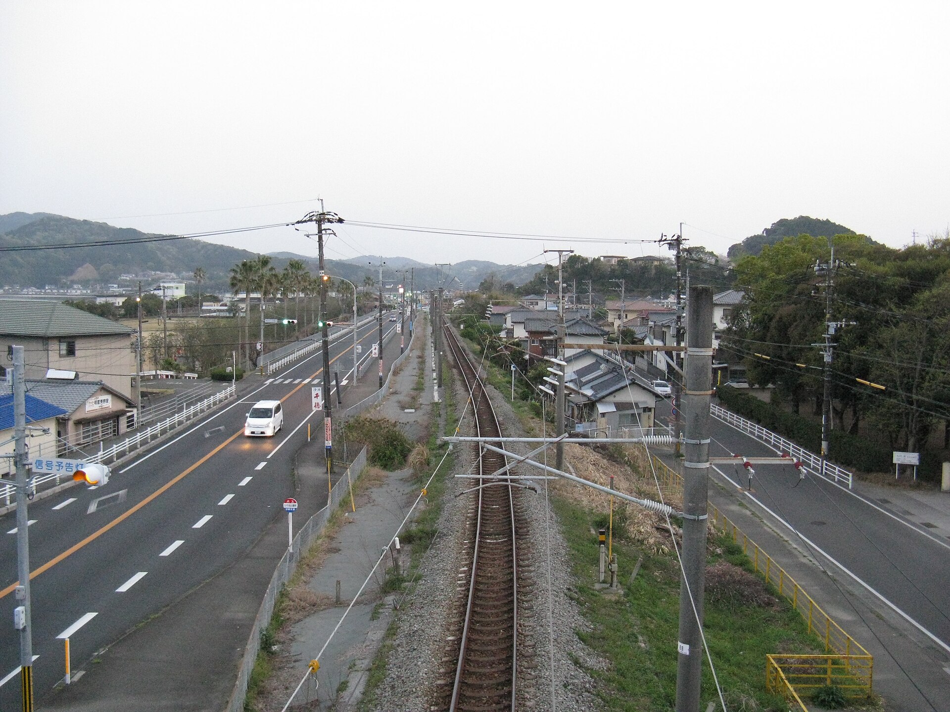 線路と道路が並走する土々呂周辺
