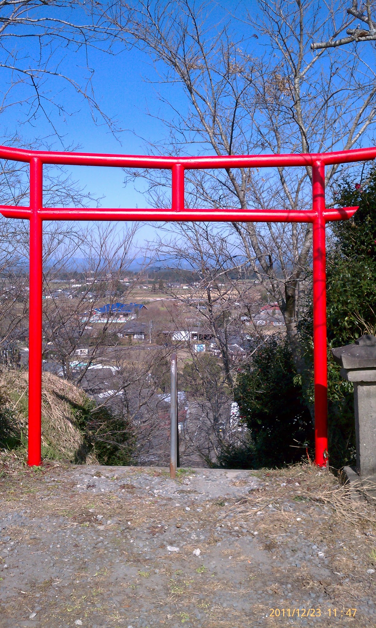 熊野神社の鳥居から望む盆地